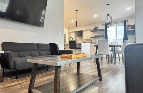 Hinton House | Spacious Mountain Retreat Near Jasper - Family-Friendly with Stunning Views