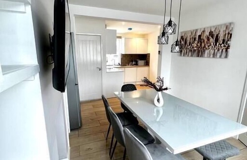 Derby House | Spacious Newly Renovated 4-bed - Contractors/Groups/Families