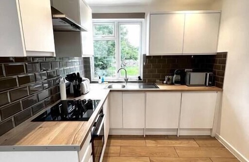 Derby House | Spacious Newly Renovated 4-bed - Contractors/Groups/Families