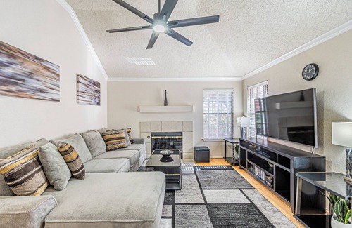 Far North Dallas House | Spacious North Dallas 3BR 2BA Home with 2 Living Areas, Great for Work or Family