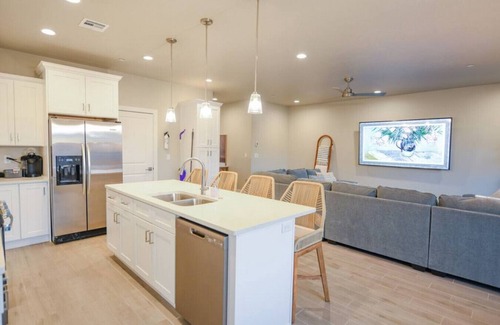 Hurricane House | Spacious Oasis, Private Pool, Spa & Putting Green