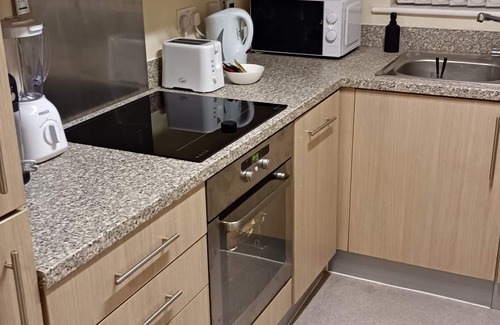 Cheltenham Apartment | Spacious One Bedroom Flat with Free Allocated Parking