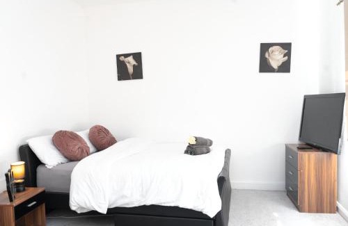 Leigh Other | Spacious Pad - Close to Sports Village, Leigh Market, Mesnes Park - Parking - Wifi