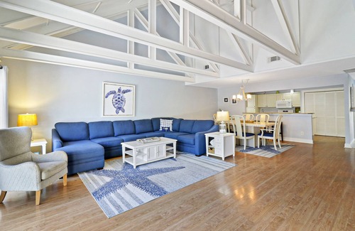 Palmetto Dunes Condo | Spacious Palmetto Dunes Condo, Sunny Deck, View of Lagoon, Complex Pool