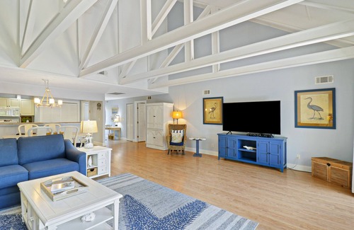 Palmetto Dunes Condo | Spacious Palmetto Dunes Condo, Sunny Deck, View of Lagoon, Complex Pool