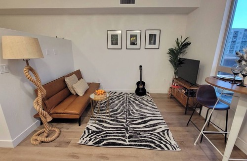 Hillcrest Apartment | Spacious peacefull studio w/free parking, hot tub, gym. Near Balboa Park.