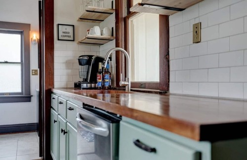 Pella House | Spacious Pella Historic Home w/ideal location