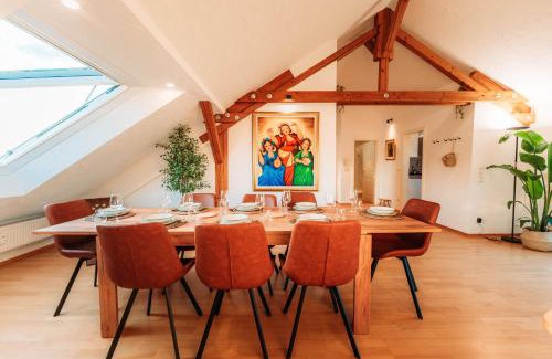 Sued Apartment | Spacious Penthouse with AC and Free Parking Steps Away From the Central Station