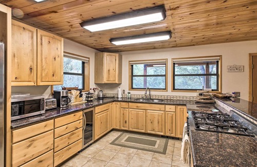 Pine Mountain Club Cabin | Spacious Pine Mountain Club Cabin w/Fire Pit