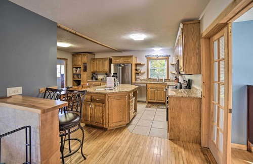 Wetmore Cottage | Spacious Powell Lake Cabin: Lake & Trail Access!