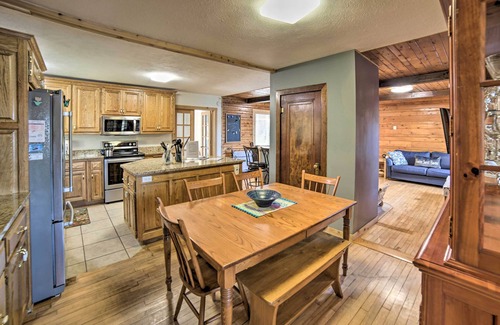 Wetmore Cottage | Spacious Powell Lake Cabin: Lake & Trail Access!