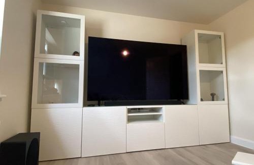 Tamworth House | Spacious Private Room - Small Animals Welcomed