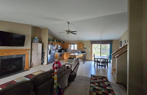 Oshkosh House | Spacious quad-lvl 3 Bedroom 3 Bath, Wi-Fi, Key-less, Smart bulbsn Great for EAA