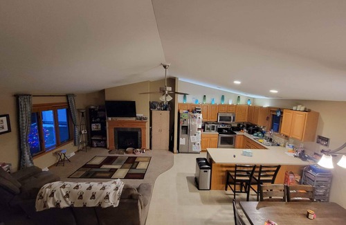 Oshkosh House | Spacious quad-lvl 3 Bedroom 3 Bath, Wi-Fi, Key-less, Smart bulbsn Great for EAA