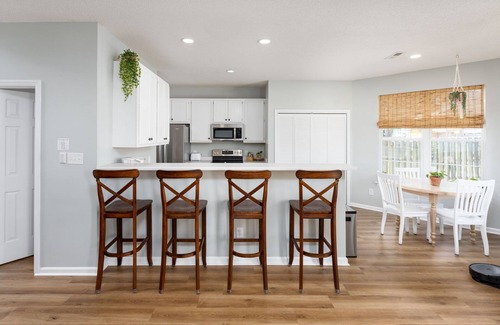 Silver Lake House | Spacious & Quiet Vacation Getaway, 15 Min to Beach