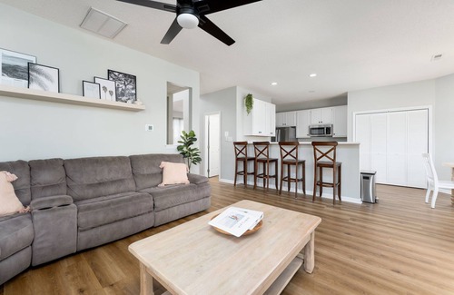 Silver Lake House | Spacious & Quiet Vacation Getaway, 15 Min to Beach