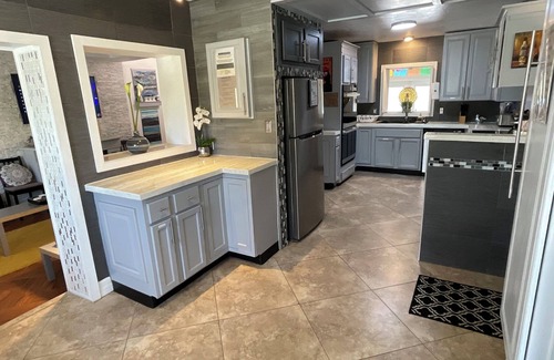 Melbourne House | Spacious ranch 7 minutes to the beach/airport, 3in1 game table , Pet friendly