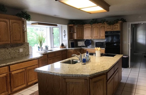 Sevier County House | Spacious Ranch Getaway 8 BR + Office Events up to 60 Guests