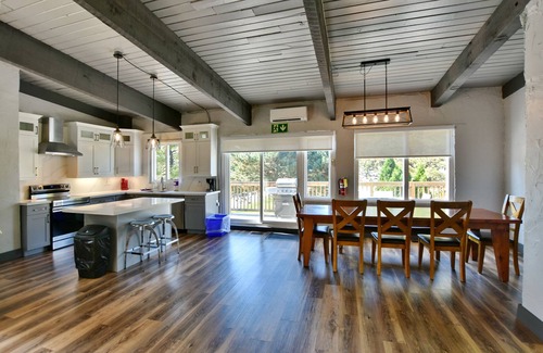 The Blue Mountains Ski Chalet | Spacious & Relaxing Chalet close to Blue Mountain Ski resort. Dog-friendly!