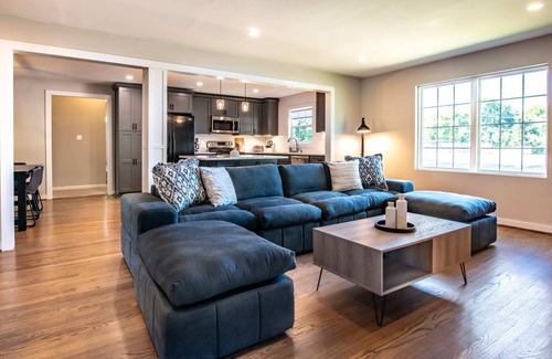 Glen Iris House | Spacious Retreat | 7 Bedroom, 3 Bath, Ping Pong