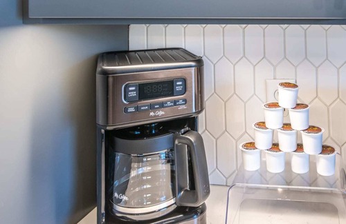 Glen Iris House | Spacious Retreat | 7 Bedroom, 3 Bath, Ping Pong