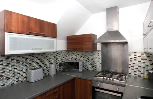 Peterborough House | Spacious Retreat for Groups in Fantastic Location