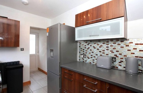 Peterborough House | Spacious Retreat for Groups in Fantastic Location
