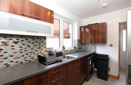 Peterborough House | Spacious Retreat for Groups in Fantastic Location
