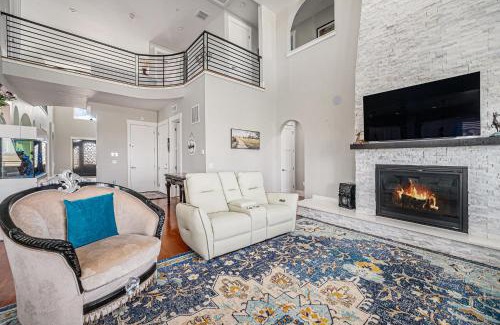 Hudson Villa | Spacious Retreat W Patio & Fireplace