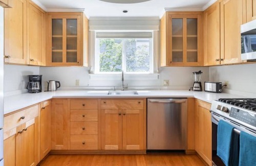 Phinney Ridge House | Spacious retreat with outdoor dining, patios and views