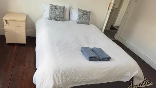 Redcliffe House | Spacious room 3