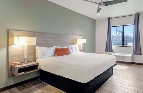 Eastside Promise Neighborhood Hotel | Spacious Room Perfect for Travelers in I-10 & I-35 - Complimentary Breakfast