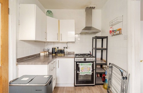 Uxbridge South House | Spacious room w/Wifi + Kitchen 4