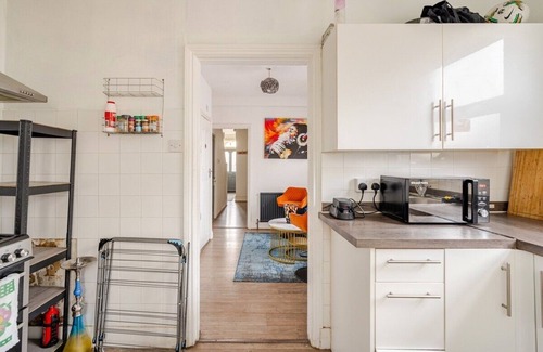 Uxbridge South House | Spacious room w/Wifi + Kitchen 4