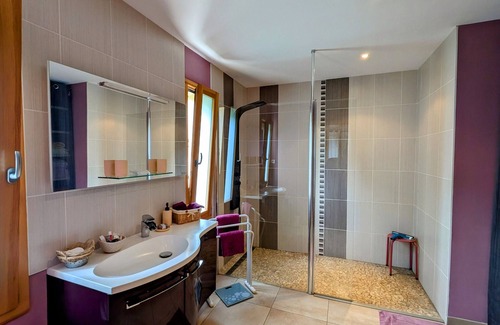 Anould Bed & Breakfast | Spacious room with pool, spa, and hammam