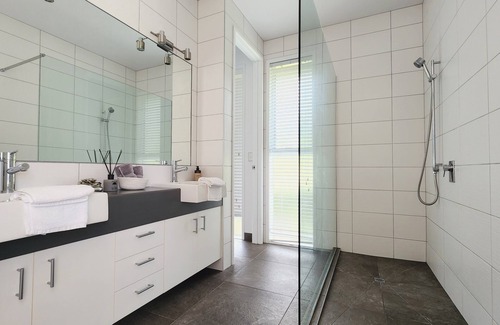 Kerikeri House | Spacious rural outlook but close to town