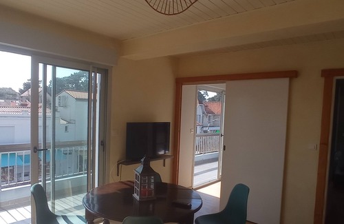 Saint-Palais-sur-Mer Apartment | Spacious, sunny apartment in the center of town, 150 meters from the beach