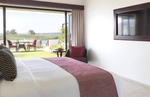 Salalah House | Spacious Seafront Accommodation! Outdoor Swimming Pool & Spa and Free Parking!