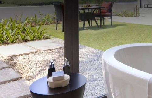 Salalah House | Spacious Seafront Accommodation! Outdoor Swimming Pool & Spa and Free Parking!