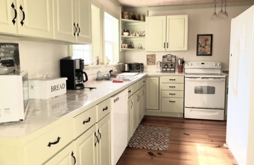 Clayton Cabin | Spacious & Secluded 2 Story by Tranquil Creek, Lovingly Decorated + WiFi