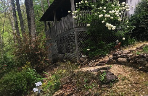 Clayton Cabin | Spacious & Secluded 2 Story by Tranquil Creek, Lovingly Decorated + WiFi
