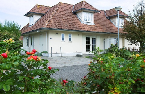 Domburg Villa | Spacious, semi-detached villa, sea at 1 km. in cosy Domburg