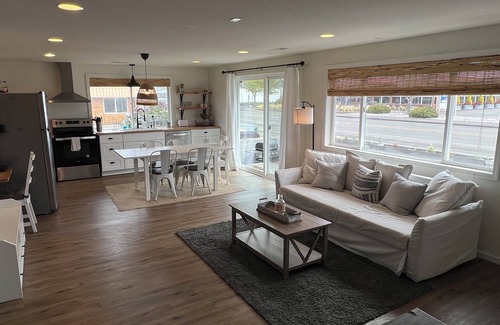 Long Beach House | Spacious, short walk to the beach, downtown & eateries. Pets welcome. Sleeps 14!
