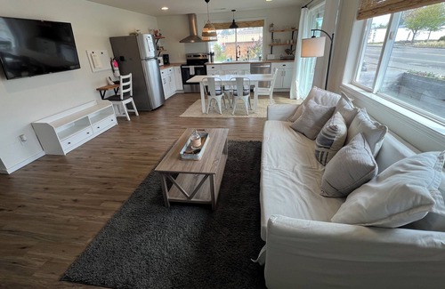Long Beach House | Spacious, short walk to the beach, downtown & eateries. Pets welcome. Sleeps 14!