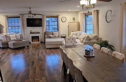 Pella House | Spacious Six Bedroom House in Charming Pella