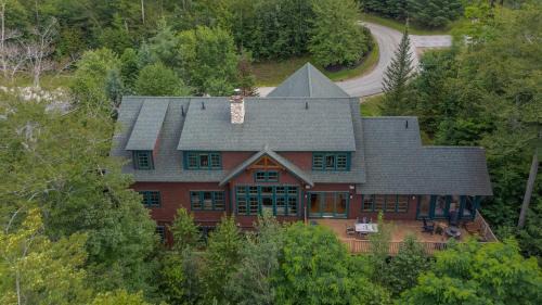 Lincoln House | Spacious Ski Haven Pool Table Grand Fireplace!