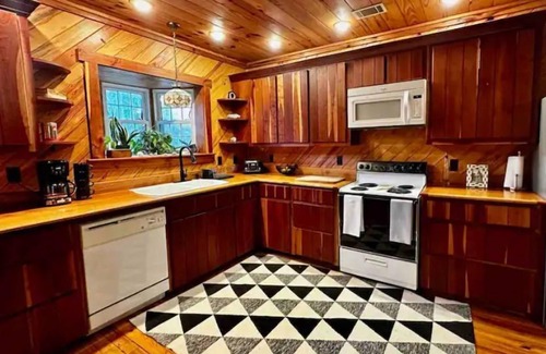 Valona House | Spacious Southern Coastal OASIS on 1.5 property with kayaks, bikes, BBQ!