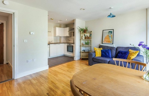Greenwich Apartment | Spacious Split-Level Apartment with Sunny Balcony