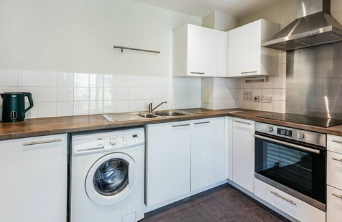 Greenwich Apartment | Spacious Split-Level Apartment with Sunny Balcony