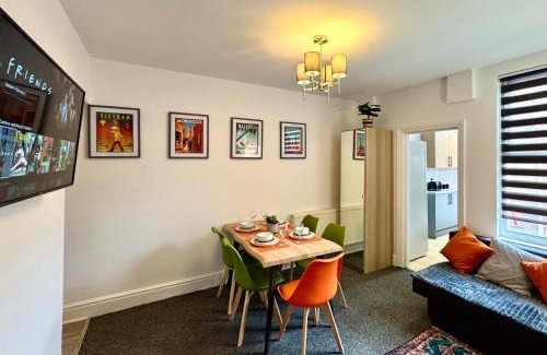 Nottingham House | Spacious Stay for 8 Work Trips or Breaks Parking